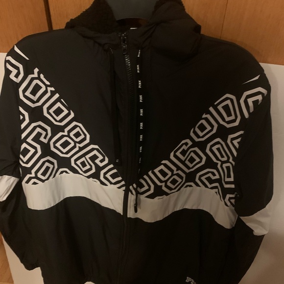 Black/white jacket with attached hood with a sequence stripe running down - Picture 3 of 3